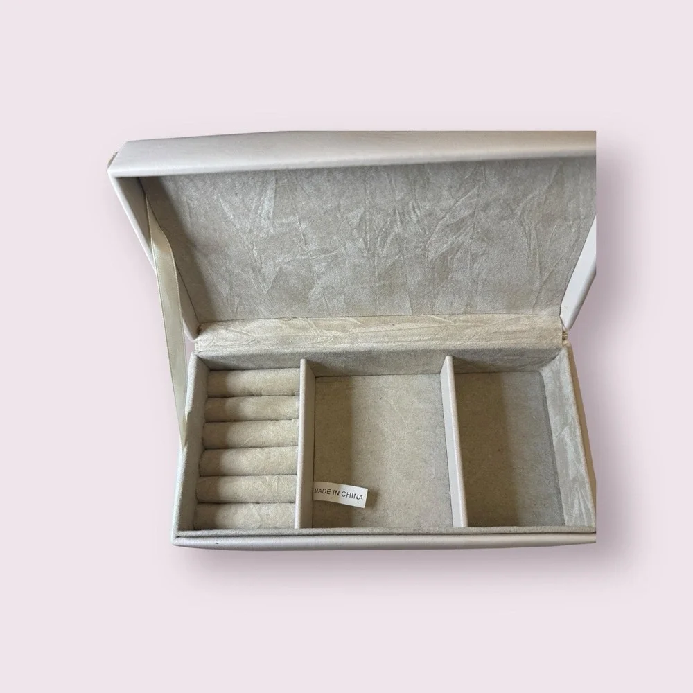Tuscan Designs Jewelry Box Ivory Rhinestones Dividers Ring Holder‎ Nice